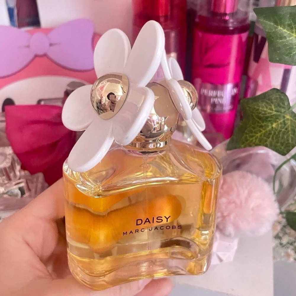 Marc Jacobs Daisy - White & Gold Floral Design